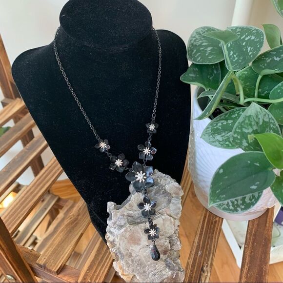 Flower drop sparkle necklace - Picture 6 of 8